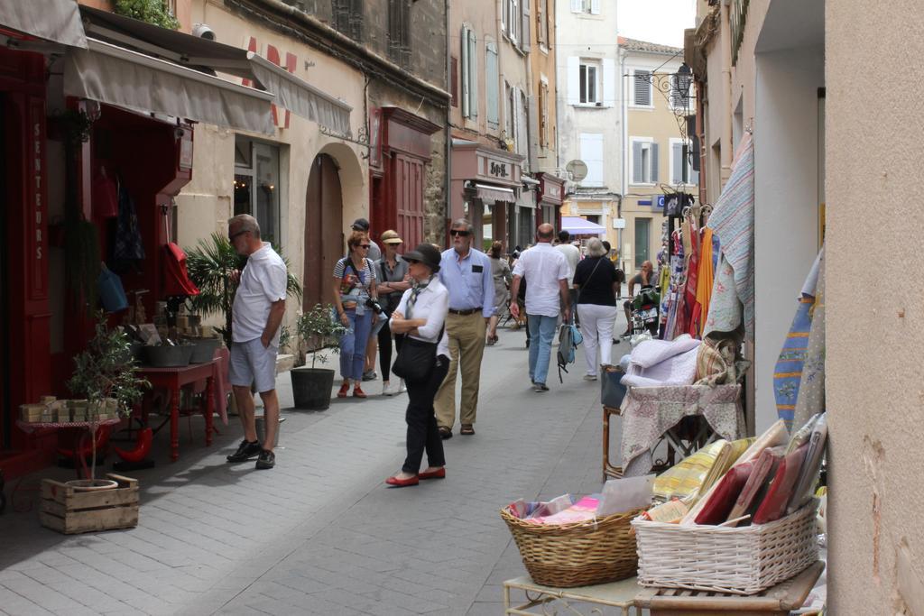 Studio De Charme Avec Sa Terrasse En Plein Coeur De Ville LʼIsle-sur-la-Sorgue Zewnętrze zdjęcie